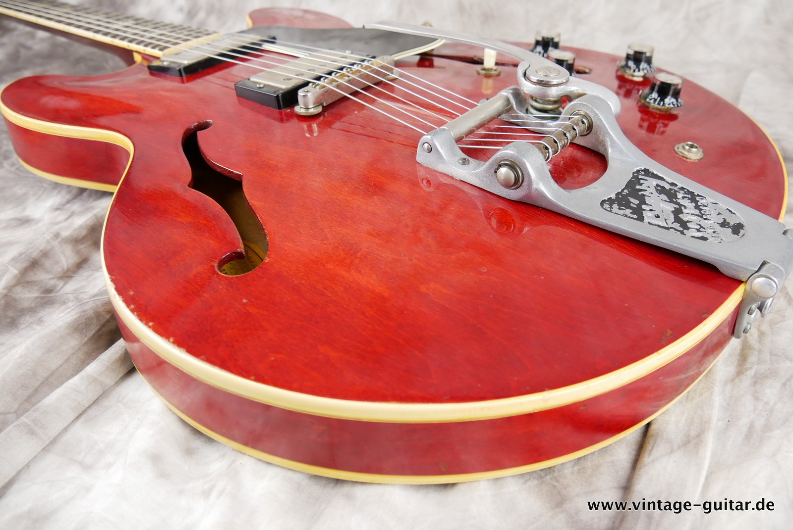 Gibson_ES_335_TDC_cherry_1964-021.JPG
