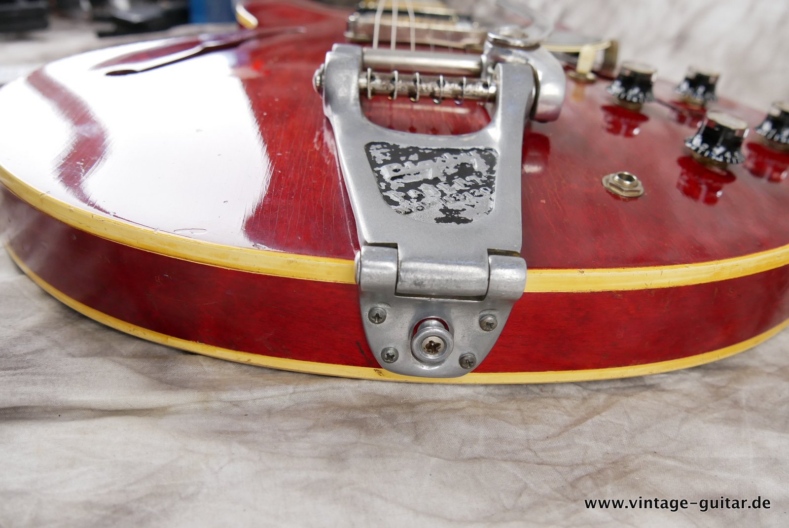 Gibson_ES_335_TDC_cherry_1964-022.JPG