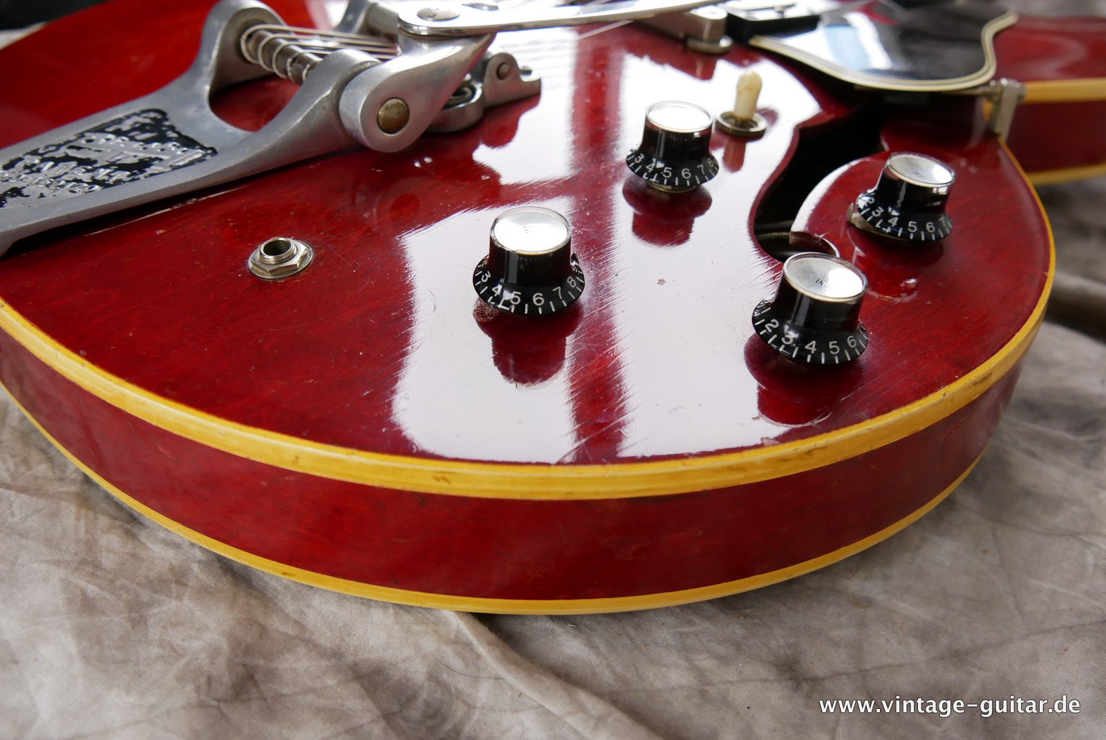 Gibson_ES_335_TDC_cherry_1964-023.JPG