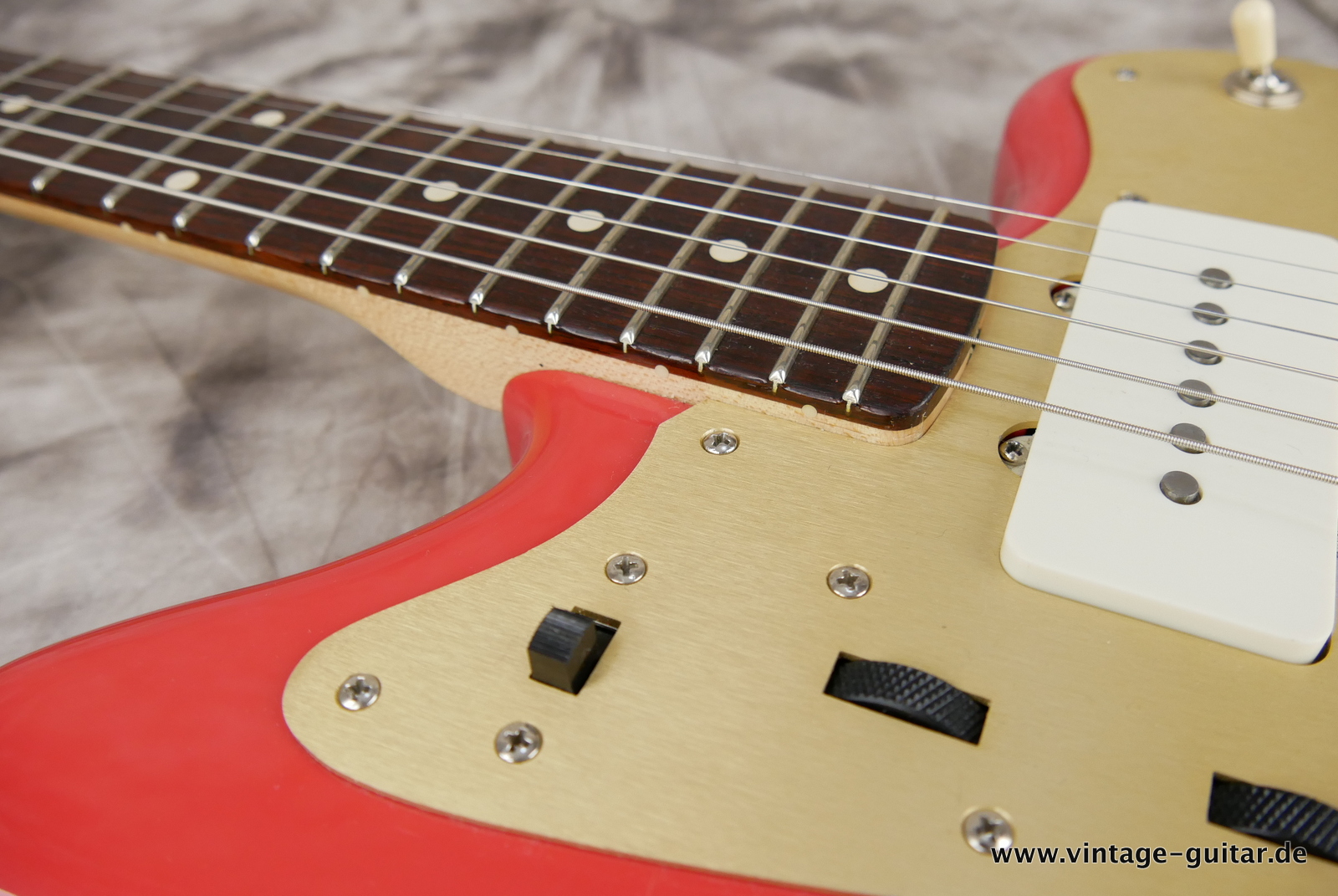 img/vintage/5367/Fender-62-Jazzmaster-Custom-Shop-2020-fiesta-red-alu-guard-014.JPG
