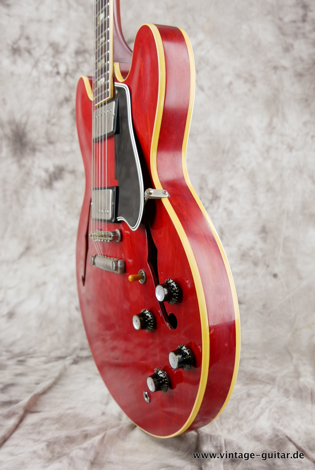 Gibson_ES_335_cherry_1962_pafs_abebridge-010.JPG