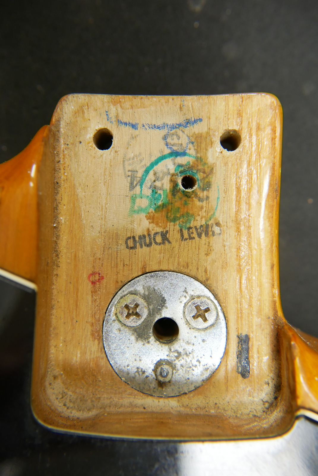 img/vintage/5376/Fender_Stratocaster_10_piece_body_natural_USA_1977-017.JPG