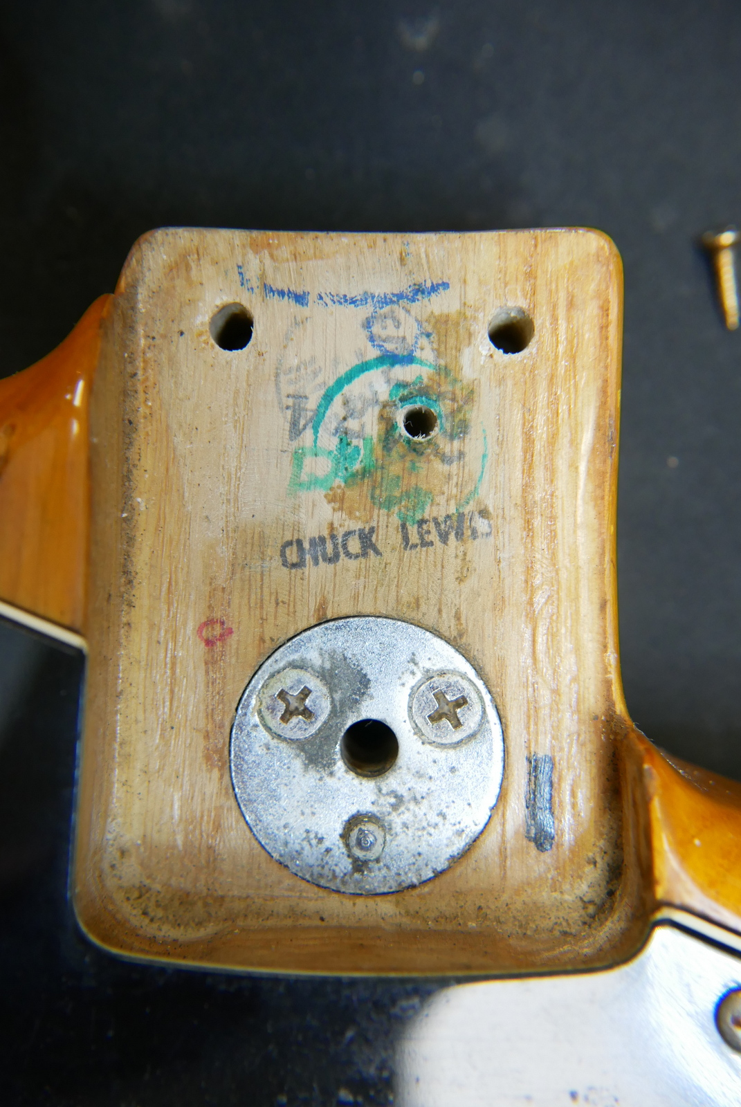 img/vintage/5376/Fender_Stratocaster_10_piece_body_natural_USA_1977-018.JPG