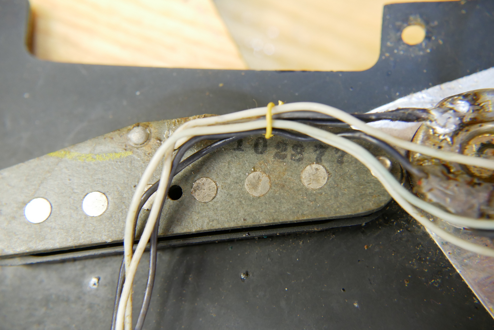 img/vintage/5376/Fender_Stratocaster_10_piece_body_natural_USA_1977-021.JPG