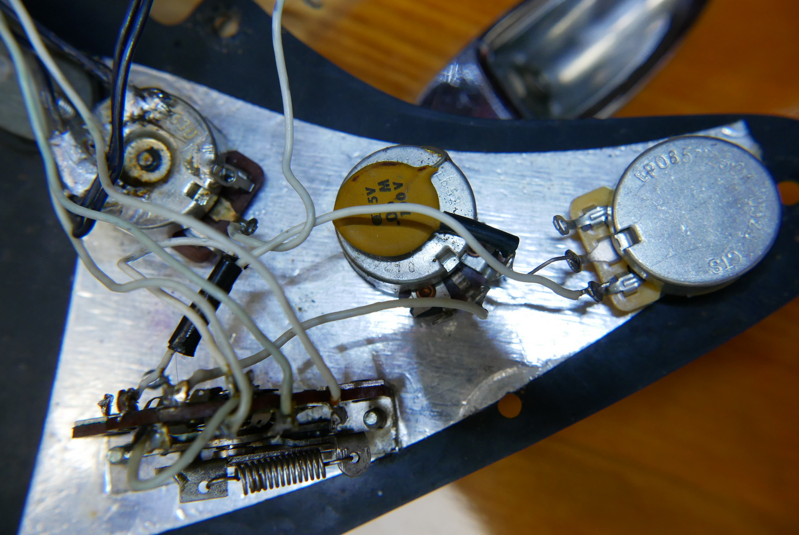 img/vintage/5376/Fender_Stratocaster_10_piece_body_natural_USA_1977-024.JPG
