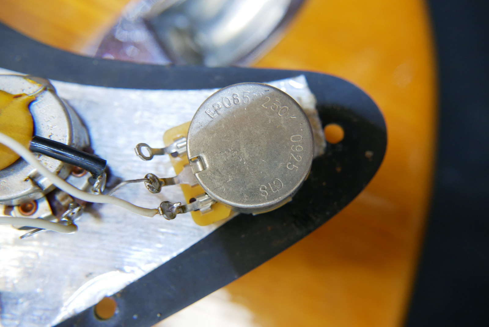 img/vintage/5376/Fender_Stratocaster_10_piece_body_natural_USA_1977-027.JPG