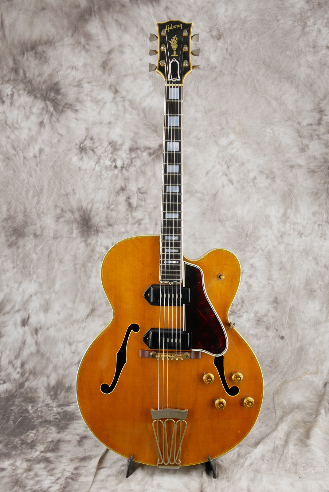 Gibson_Byrdland_Staple_Alnico_V_natural_1957-001.JPG