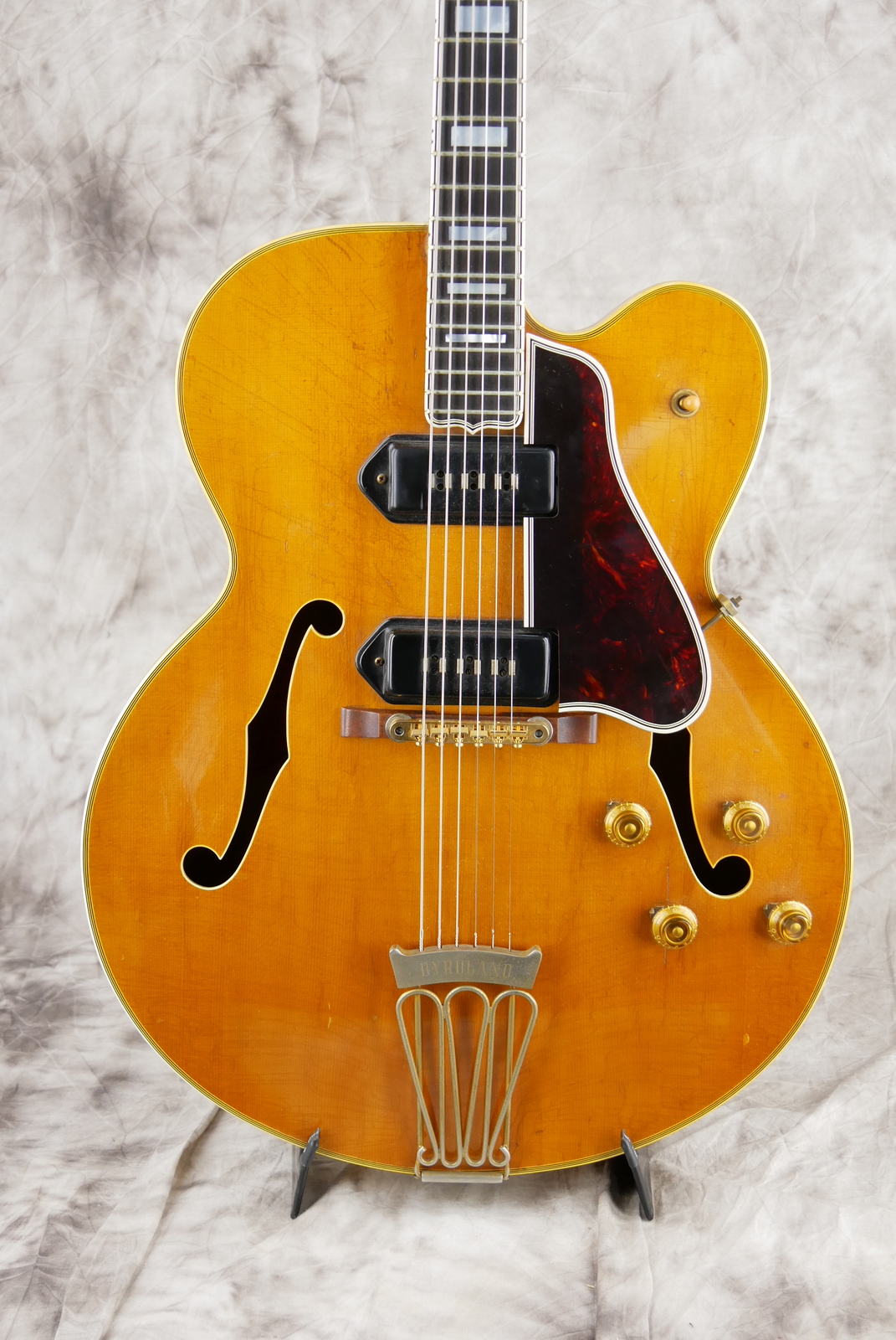 Gibson_Byrdland_Staple_Alnico_V_natural_1957-003.JPG