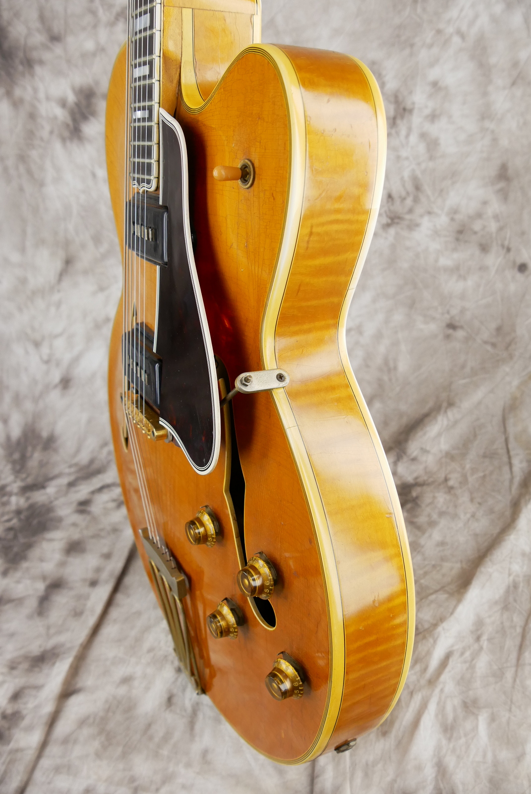 Gibson_Byrdland_Staple_Alnico_V_natural_1957-006.JPG