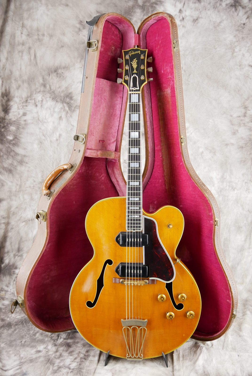 Gibson_Byrdland_Staple_Alnico_V_natural_1957-016.JPG