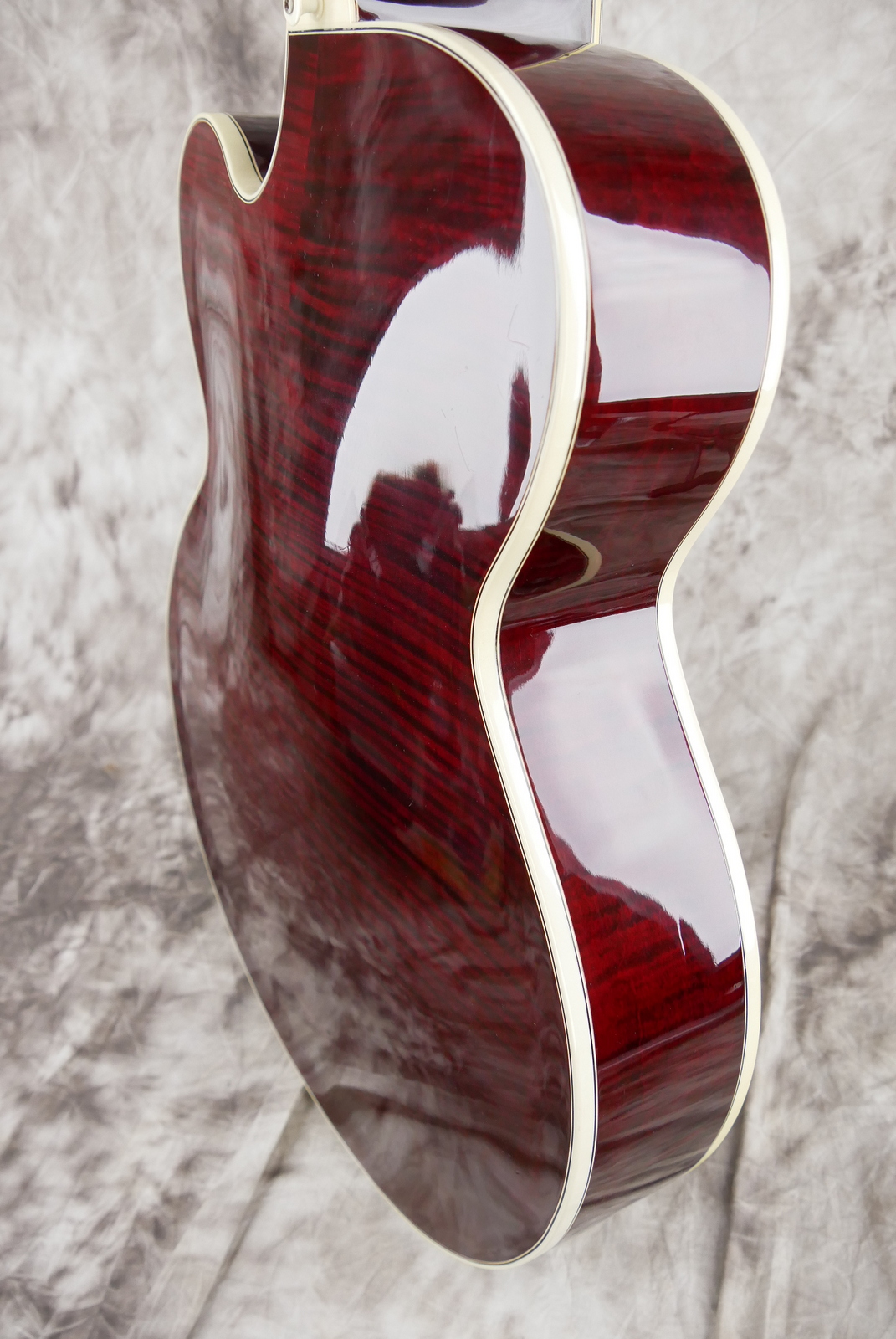 img/vintage/5383/Gibson_L_5_Wes_Montgomery_USA_wine_red_1998-008.JPG
