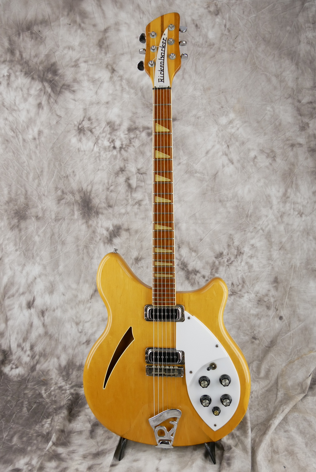 Rickenbacker_360_maple_glo_1973-001.JPG