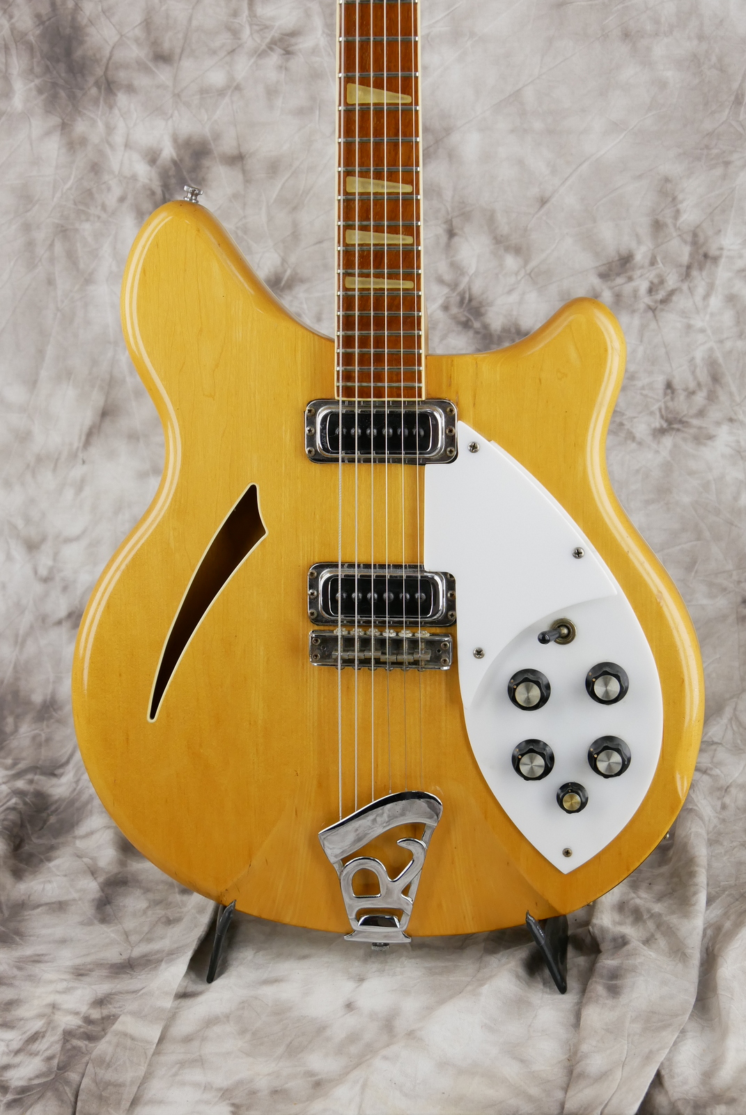 Rickenbacker_360_maple_glo_1973-002.JPG