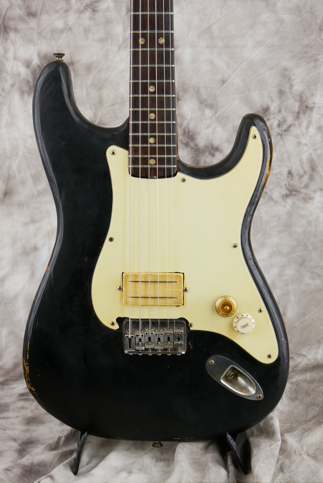 img/vintage/5388/Fender_Stratocaster_one_humbucker_tinkered_black_1971_73-003.JPG