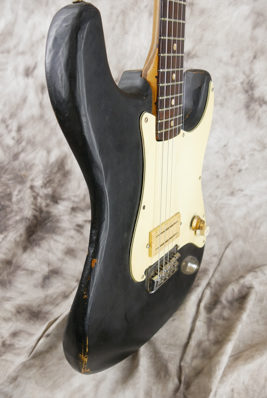 img/vintage/5388/Fender_Stratocaster_one_humbucker_tinkered_black_1971_73-005.JPG