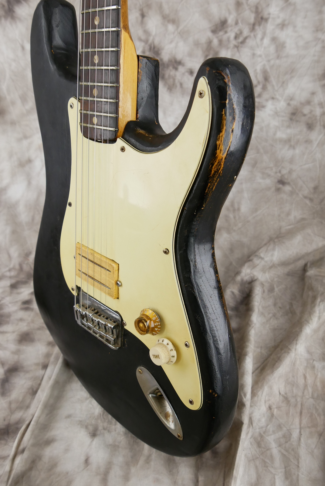 img/vintage/5388/Fender_Stratocaster_one_humbucker_tinkered_black_1971_73-006.JPG