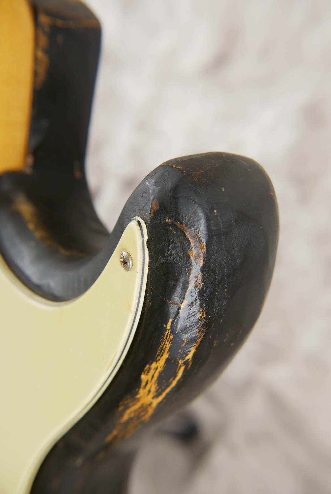img/vintage/5388/Fender_Stratocaster_one_humbucker_tinkered_black_1971_73-018.JPG