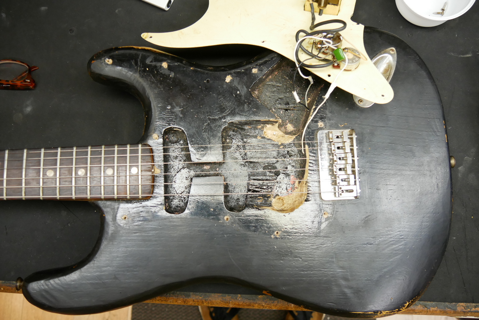img/vintage/5388/Fender_Stratocaster_one_humbucker_tinkered_black_1971_73-023.JPG