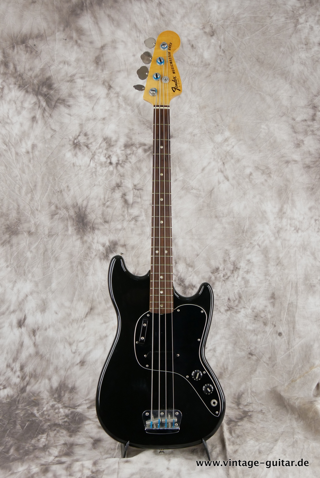 Fender_Musicmaster_bass_short_scale_1977_black-001.JPG
