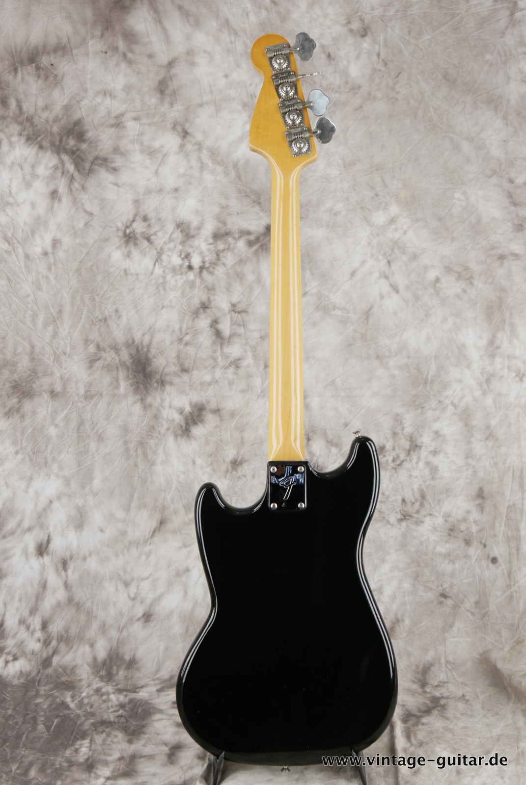 Fender_Musicmaster_bass_short_scale_1977_black-002.JPG
