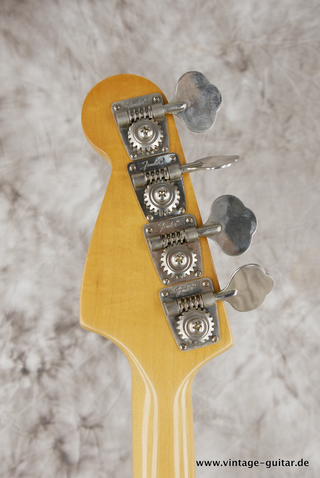 img/vintage/5395/Fender_Musicmaster_bass_short_scale_1977_black-004.JPG