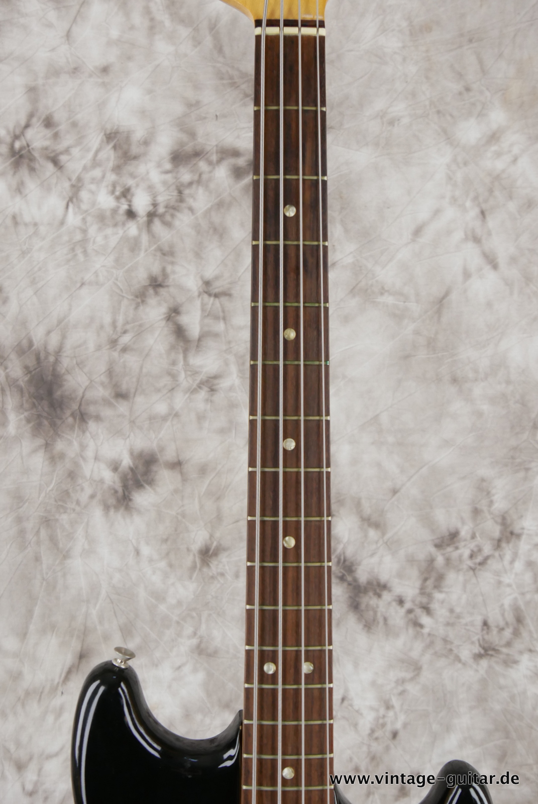 Fender_Musicmaster_bass_short_scale_1977_black-005.JPG