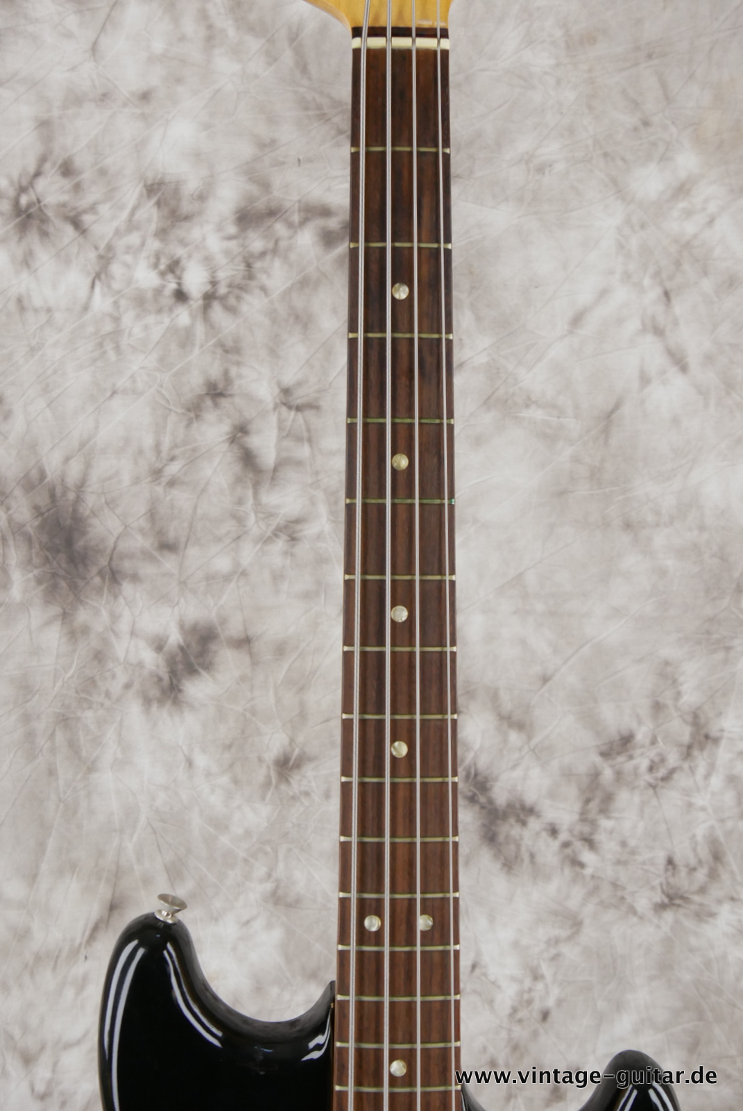 img/vintage/5395/Fender_Musicmaster_bass_short_scale_1977_black-005.JPG