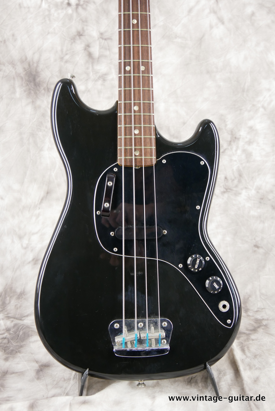 Fender_Musicmaster_bass_short_scale_1977_black-007.JPG