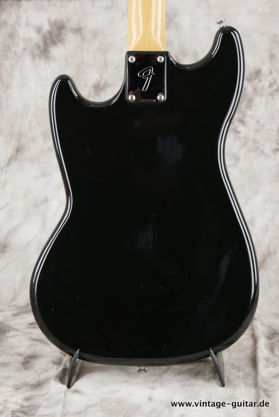 Fender_Musicmaster_bass_short_scale_1977_black-008.JPG