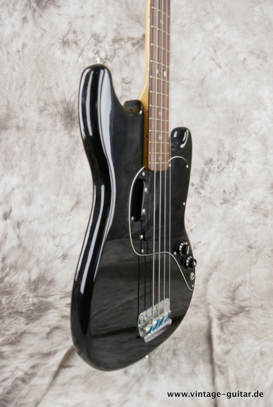 Fender_Musicmaster_bass_short_scale_1977_black-009.JPG