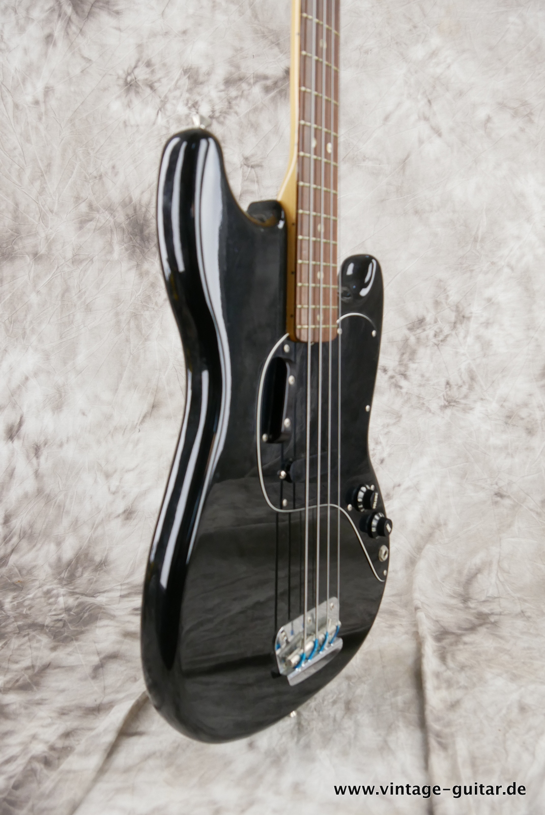 img/vintage/5395/Fender_Musicmaster_bass_short_scale_1977_black-009.JPG