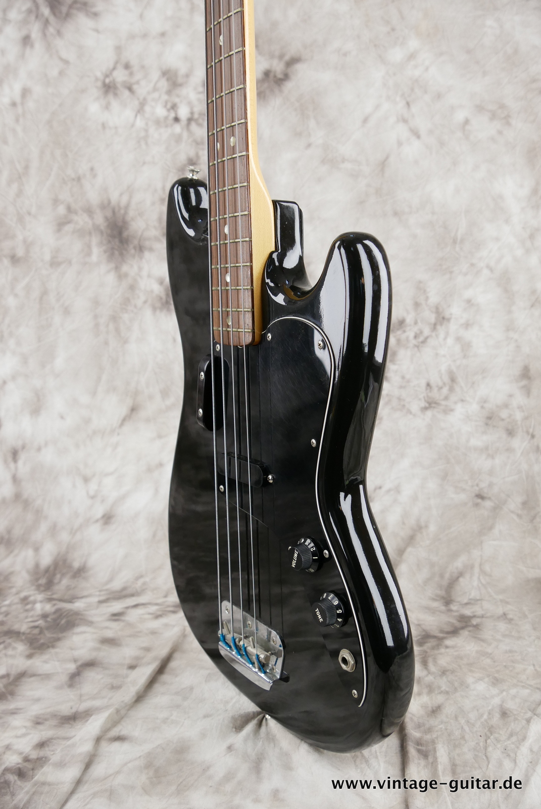 Fender_Musicmaster_bass_short_scale_1977_black-010.JPG