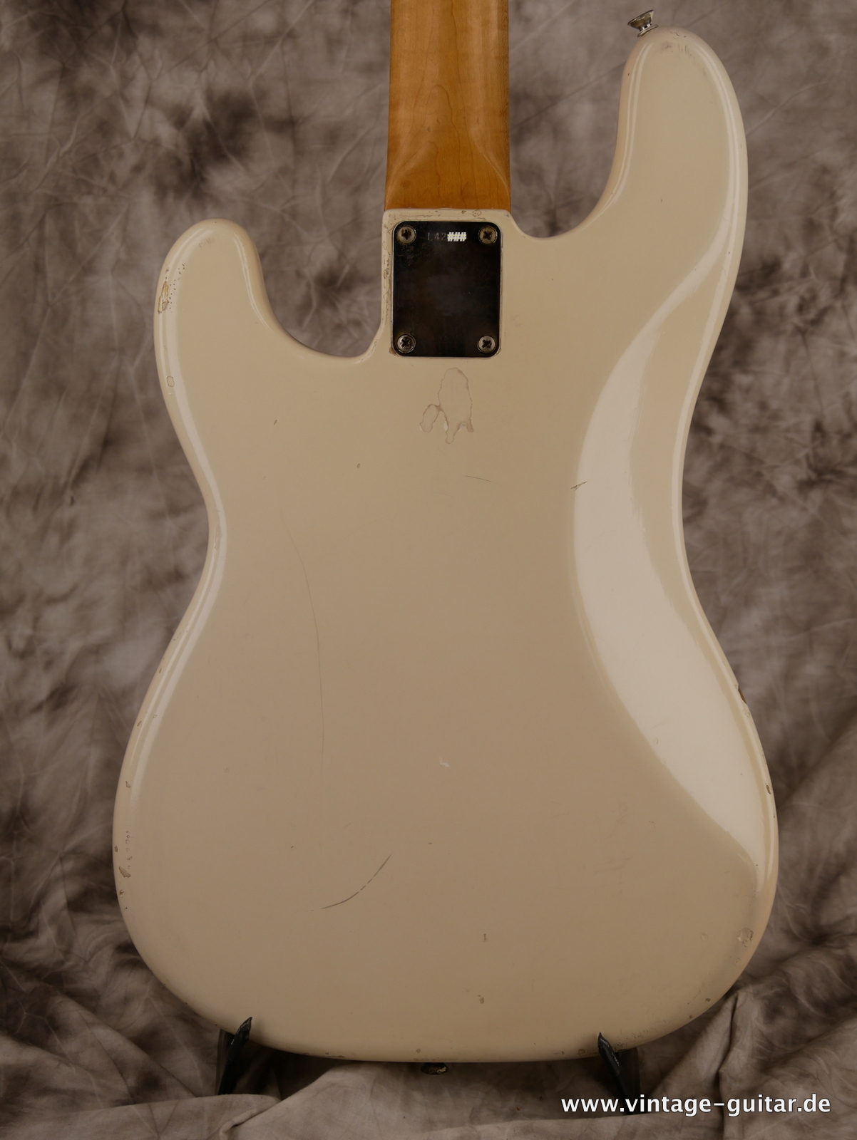 img/vintage/5405/Fender_Precision_Bass_USA_white_refinished_1964-004.JPG