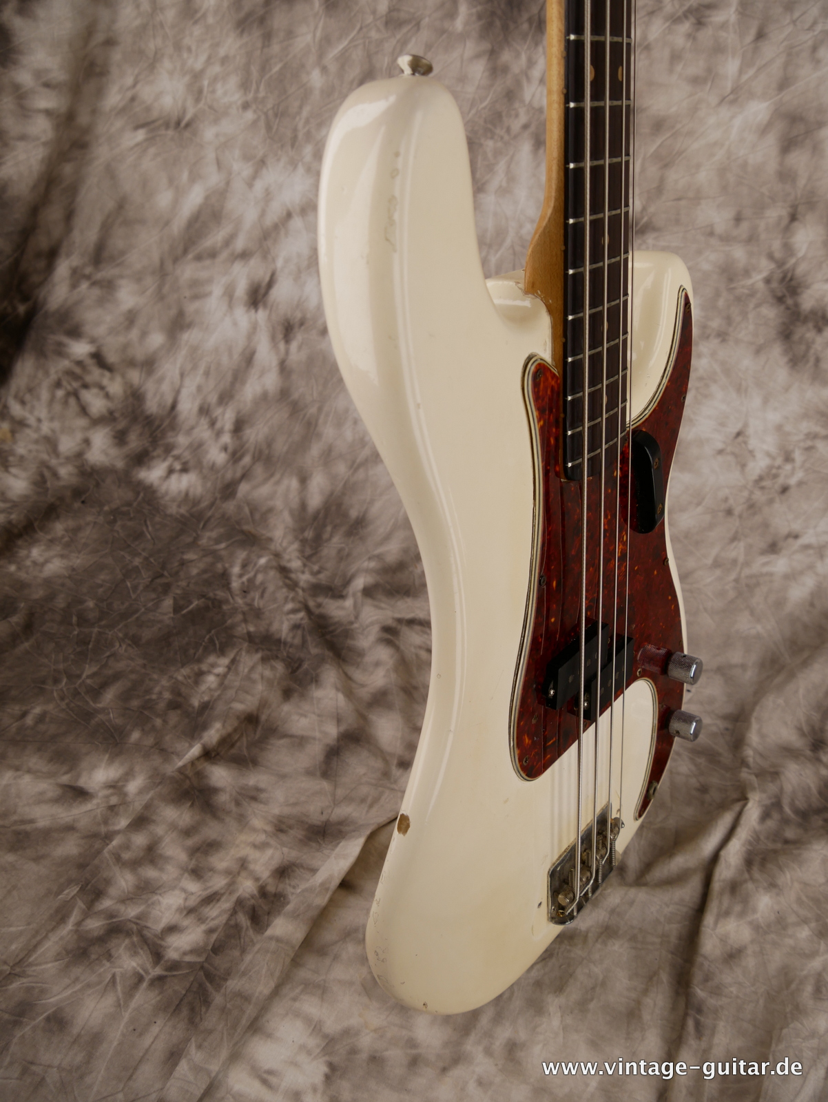 img/vintage/5405/Fender_Precision_Bass_USA_white_refinished_1964-005.JPG