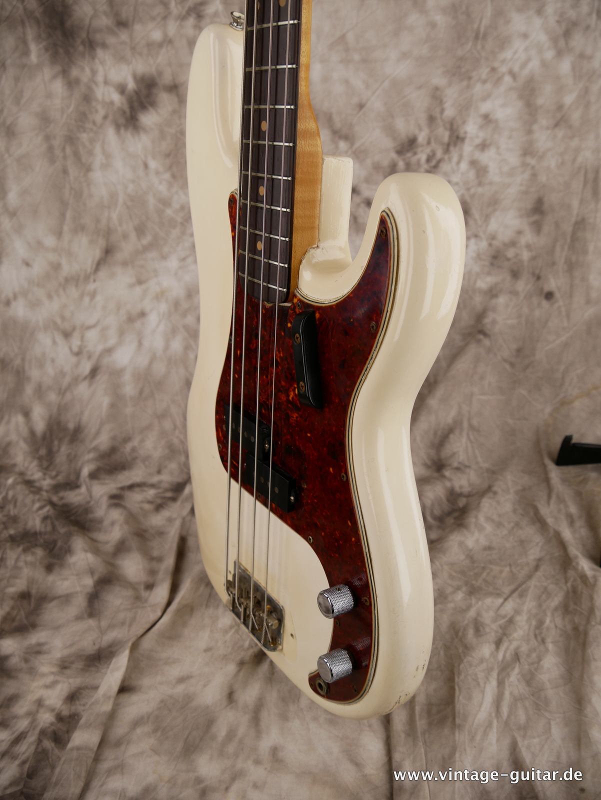 img/vintage/5405/Fender_Precision_Bass_USA_white_refinished_1964-006.JPG