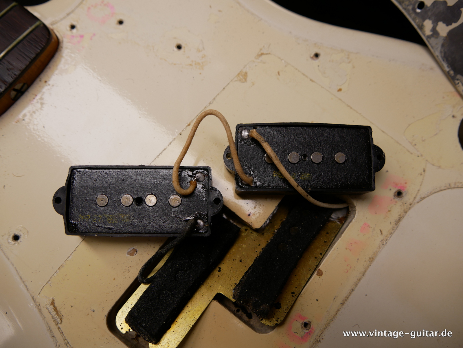 img/vintage/5405/Fender_Precision_Bass_USA_white_refinished_1964-015.JPG