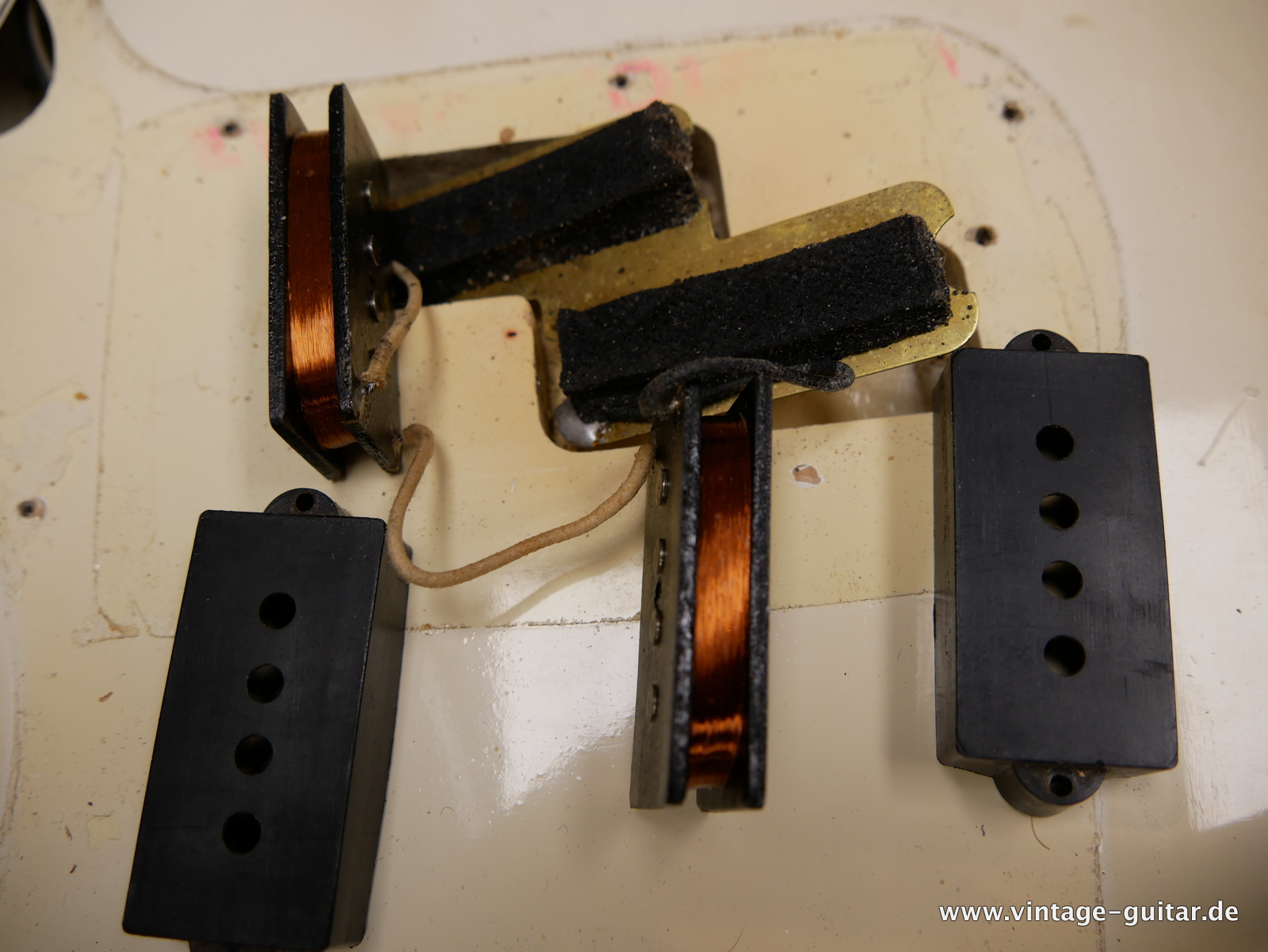img/vintage/5405/Fender_Precision_Bass_USA_white_refinished_1964-016.JPG