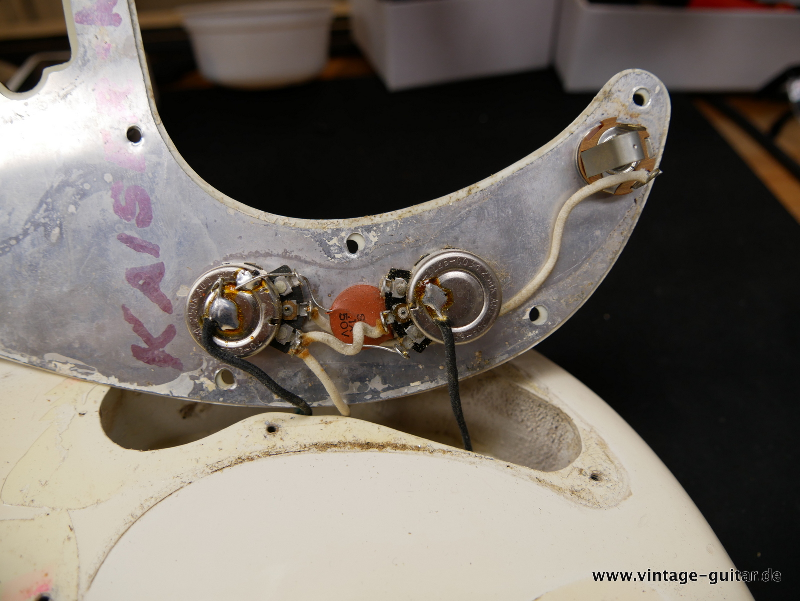 img/vintage/5405/Fender_Precision_Bass_USA_white_refinished_1964-018.JPG