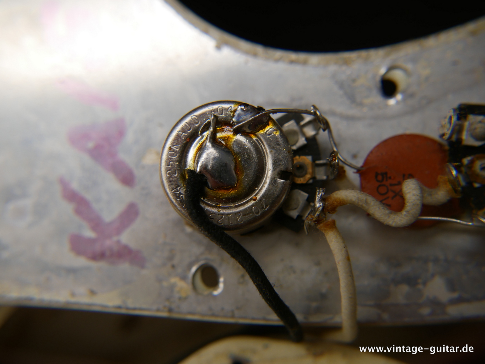 img/vintage/5405/Fender_Precision_Bass_USA_white_refinished_1964-019.JPG