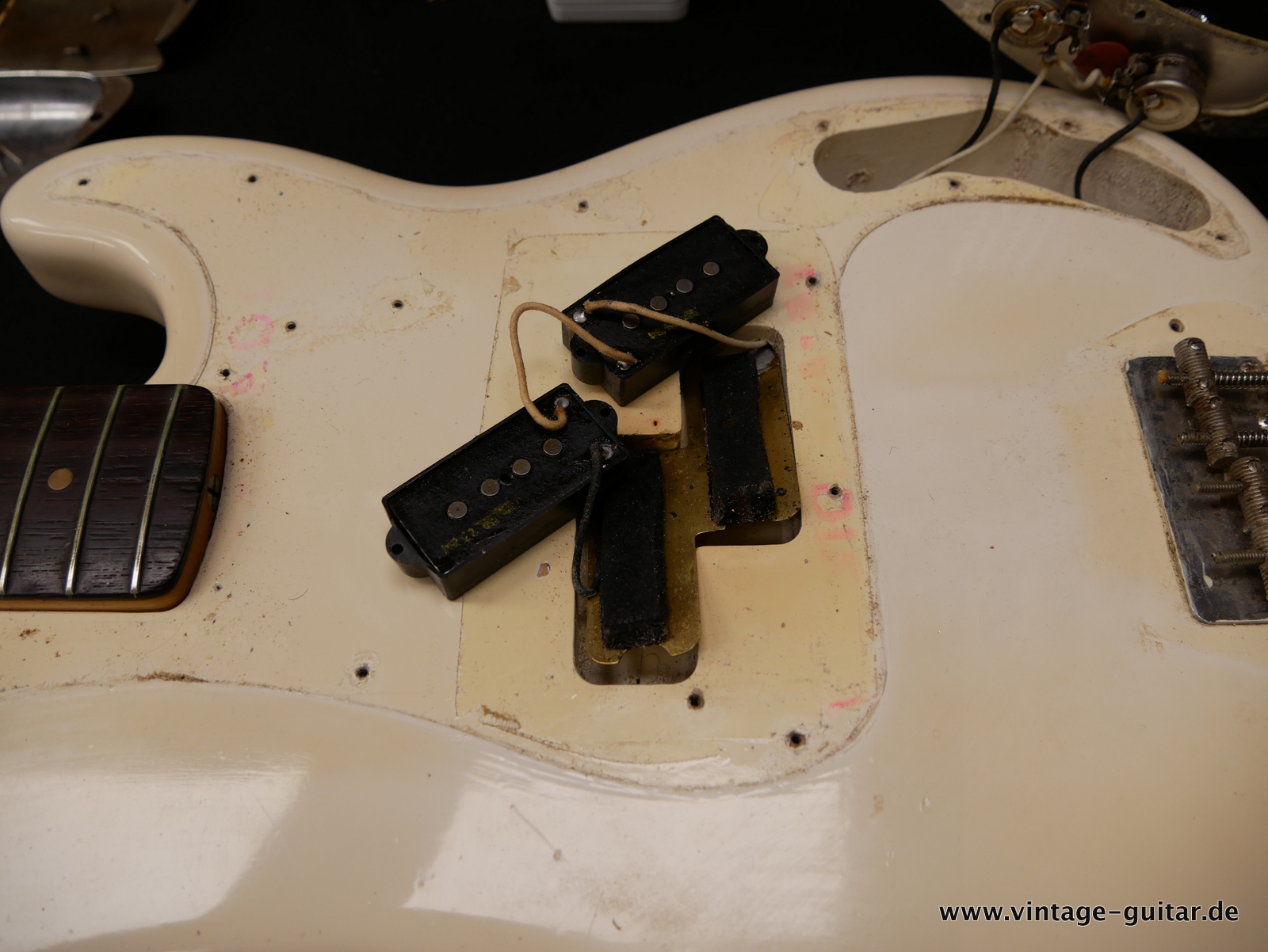 img/vintage/5405/Fender_Precision_Bass_USA_white_refinished_1964-021.JPG