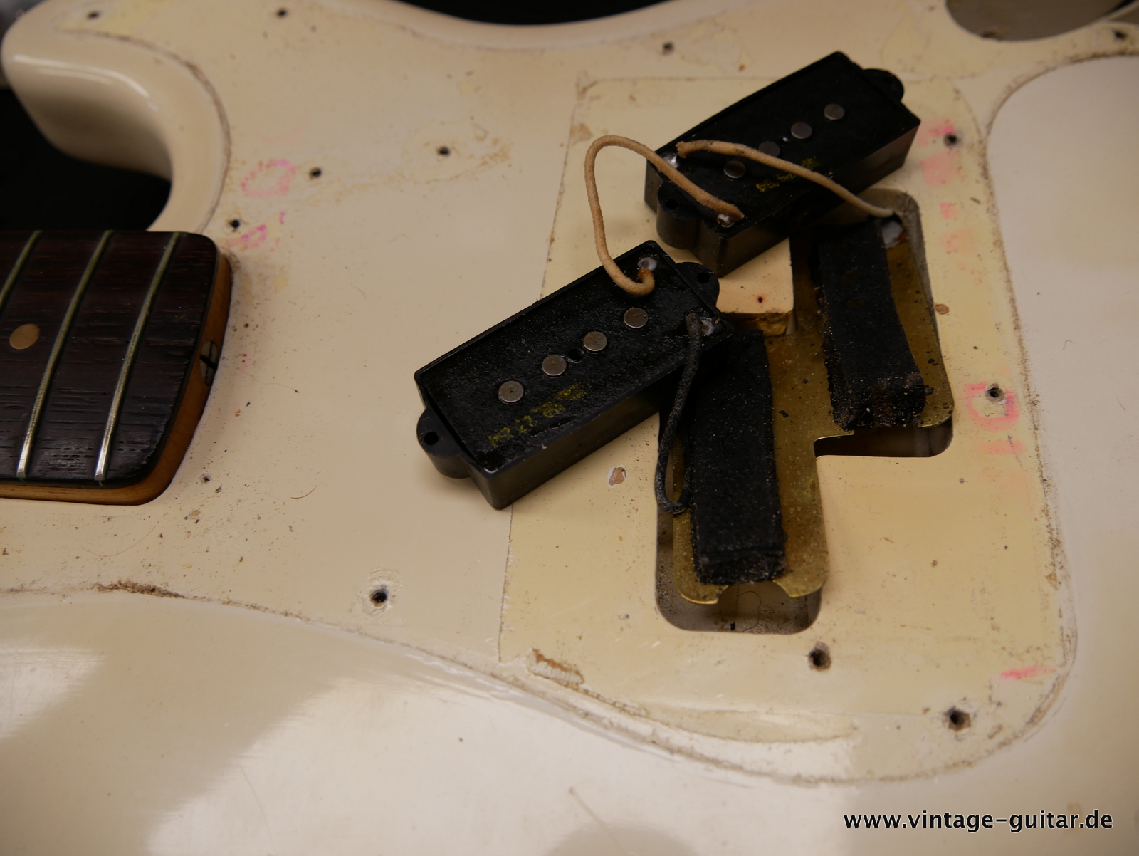 img/vintage/5405/Fender_Precision_Bass_USA_white_refinished_1964-022.JPG