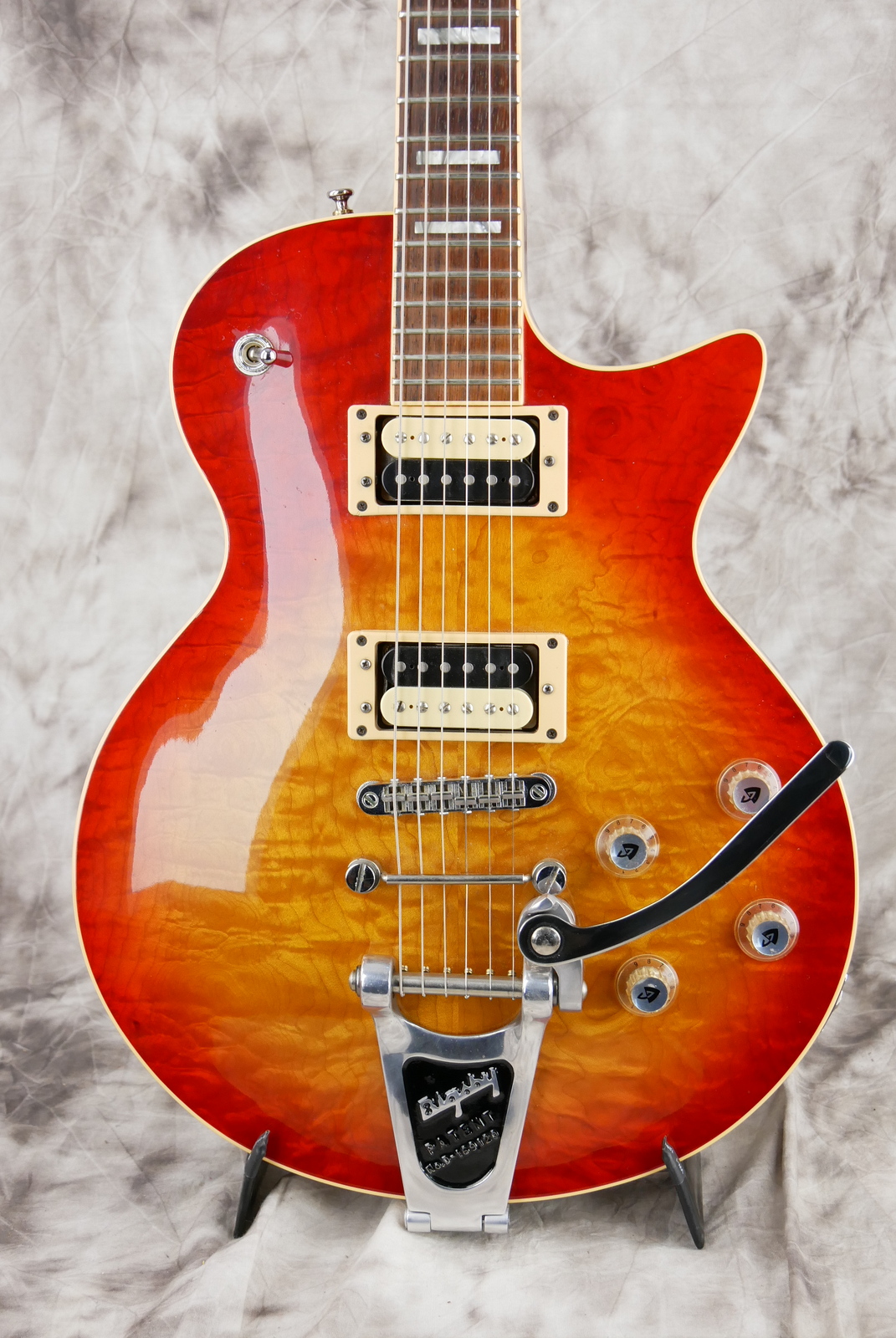 img/vintage/5420/Guild_Bluesbird_Bigsby_Lindy_Fralin_quilted_maple_top_cherry_sunburst_2003-003.JPG