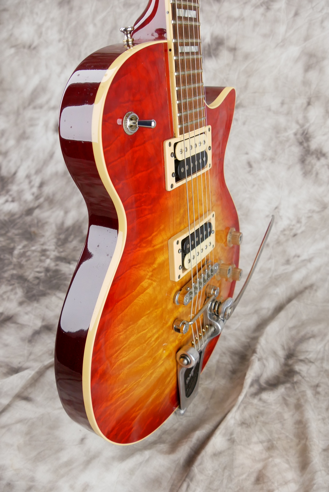 img/vintage/5420/Guild_Bluesbird_Bigsby_Lindy_Fralin_quilted_maple_top_cherry_sunburst_2003-005.JPG