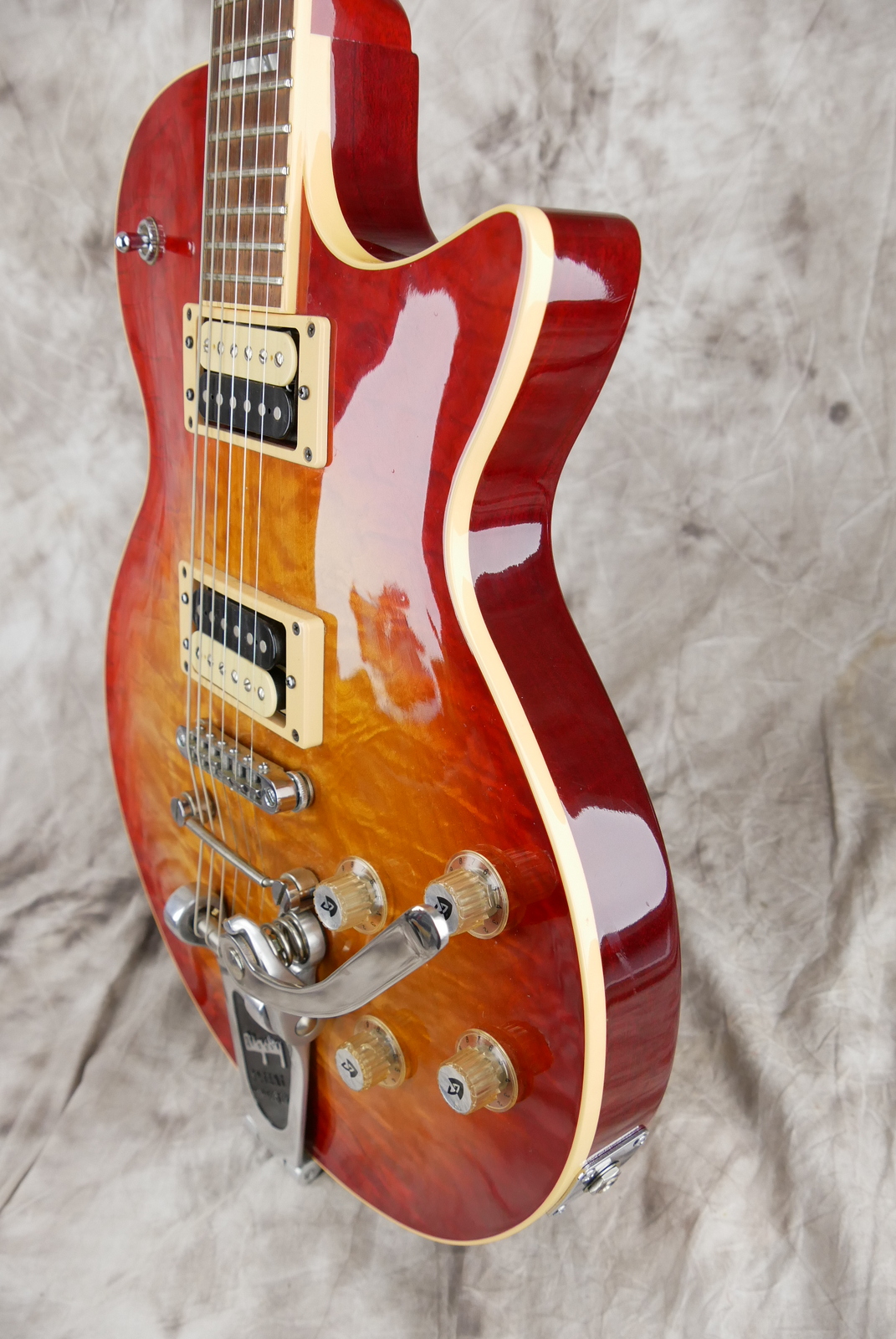 img/vintage/5420/Guild_Bluesbird_Bigsby_Lindy_Fralin_quilted_maple_top_cherry_sunburst_2003-006.JPG