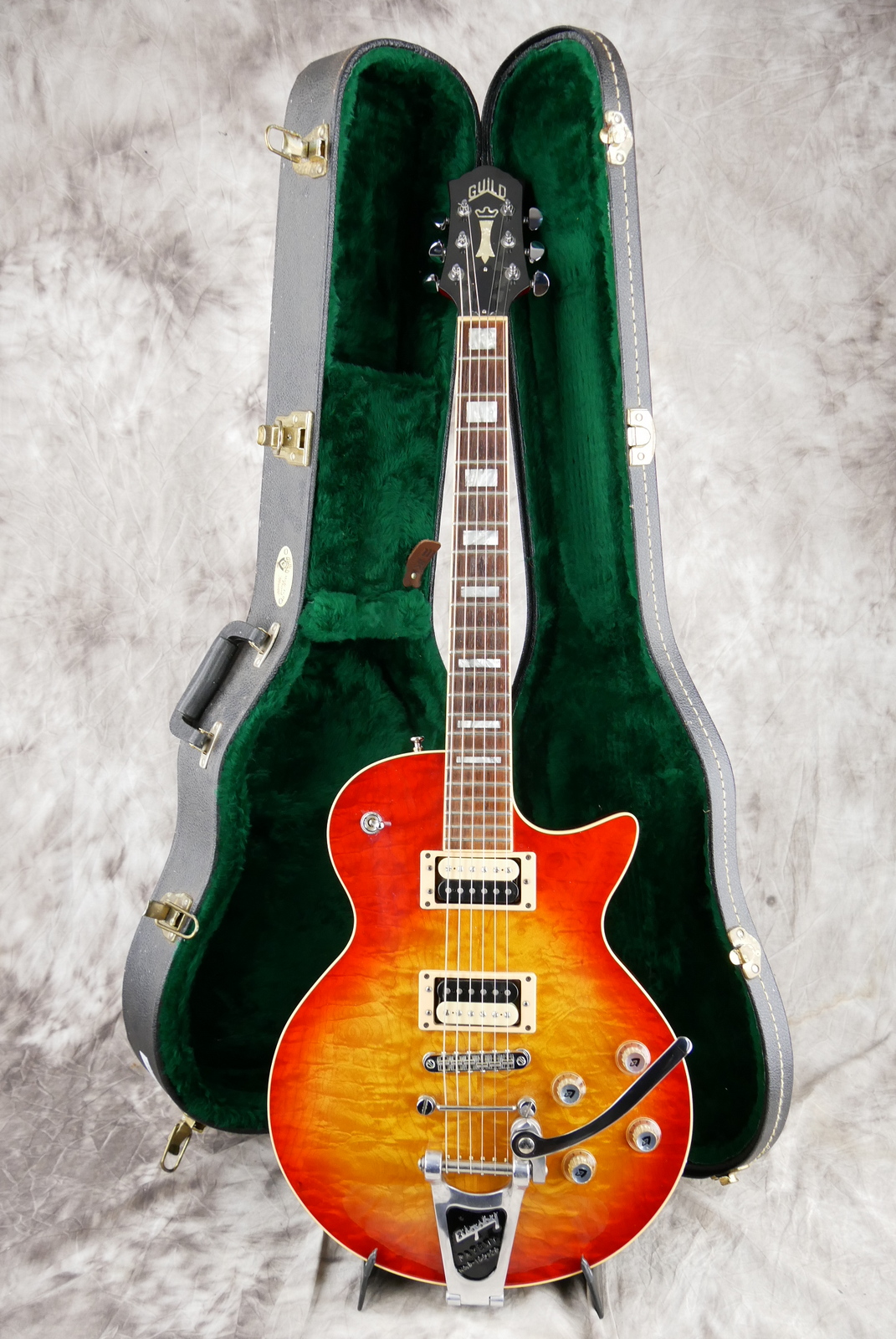 img/vintage/5420/Guild_Bluesbird_Bigsby_Lindy_Fralin_quilted_maple_top_cherry_sunburst_2003-013.JPG
