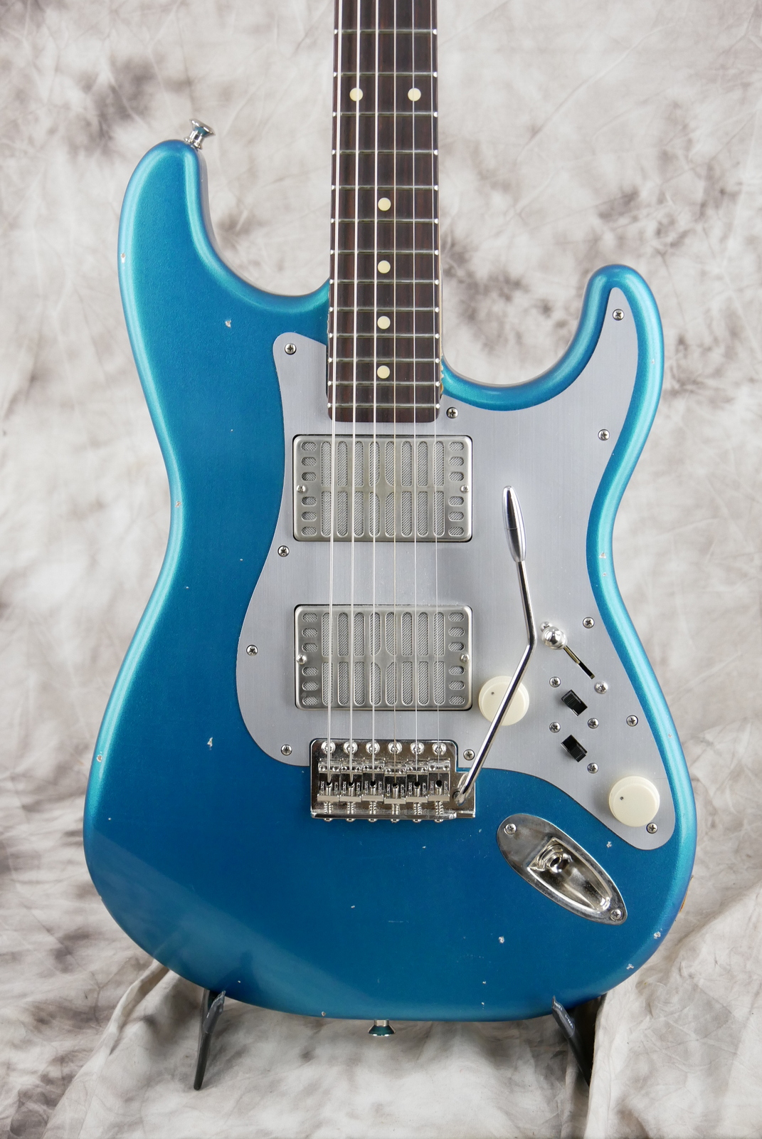 Waterslide_Stratocaster_type_Mojo_dual_foil_humbucker_ocean_turquoise_USA_2021-003.JPG