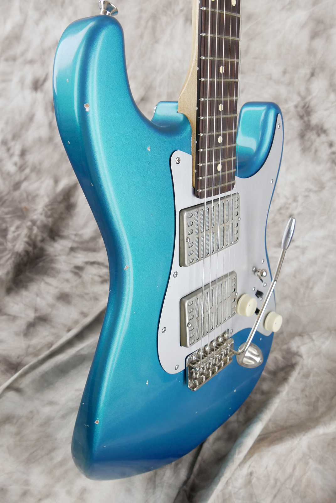 Waterslide_Stratocaster_type_Mojo_dual_foil_humbucker_ocean_turquoise_USA_2021-005.JPG