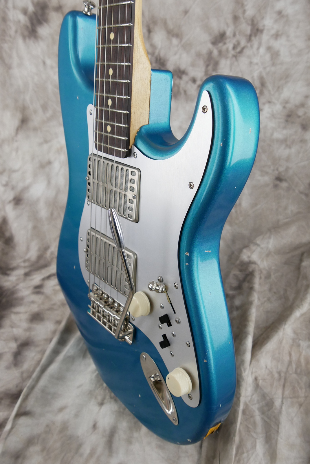 Waterslide_Stratocaster_type_Mojo_dual_foil_humbucker_ocean_turquoise_USA_2021-006.JPG