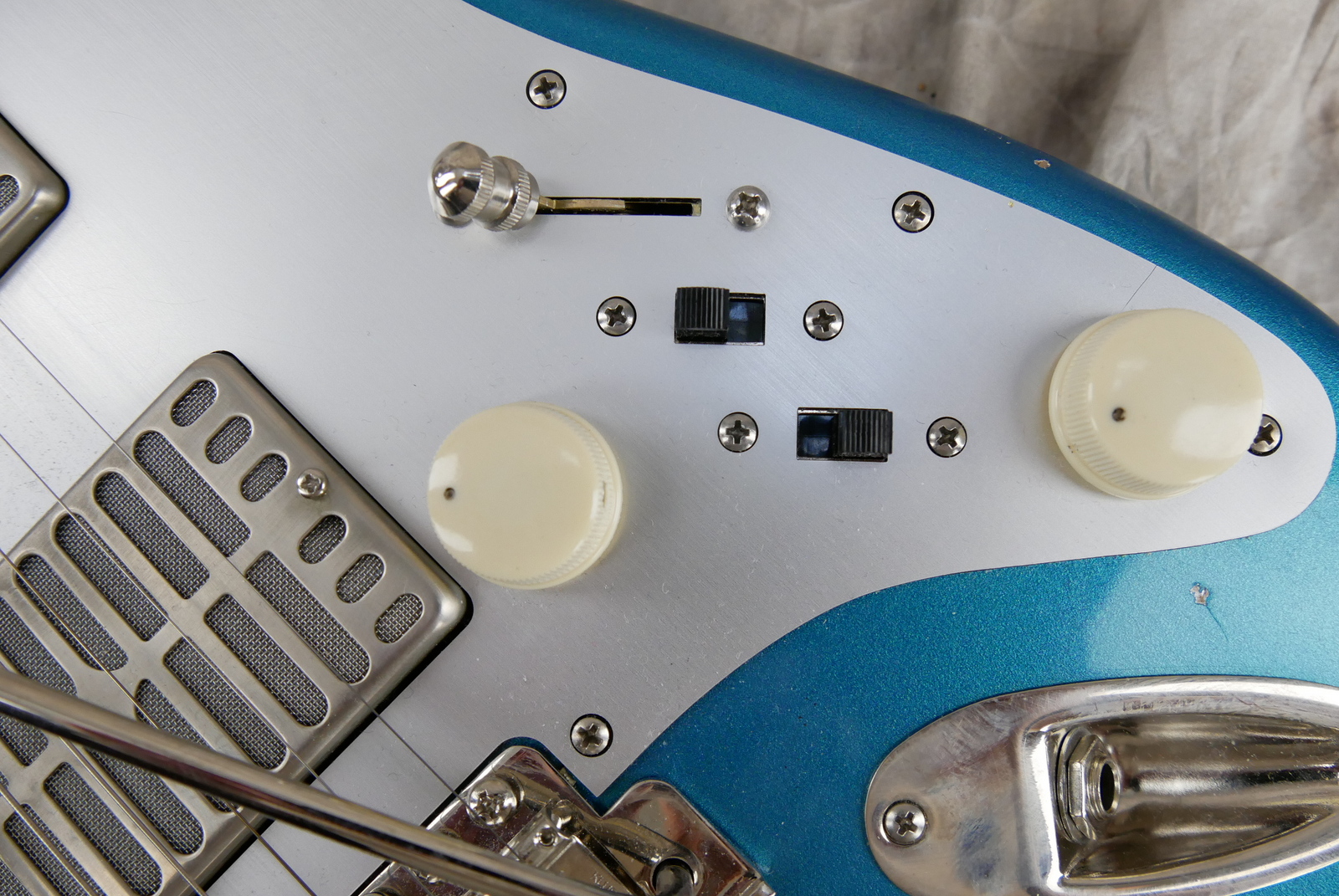 Waterslide_Stratocaster_type_Mojo_dual_foil_humbucker_ocean_turquoise_USA_2021-013.JPG