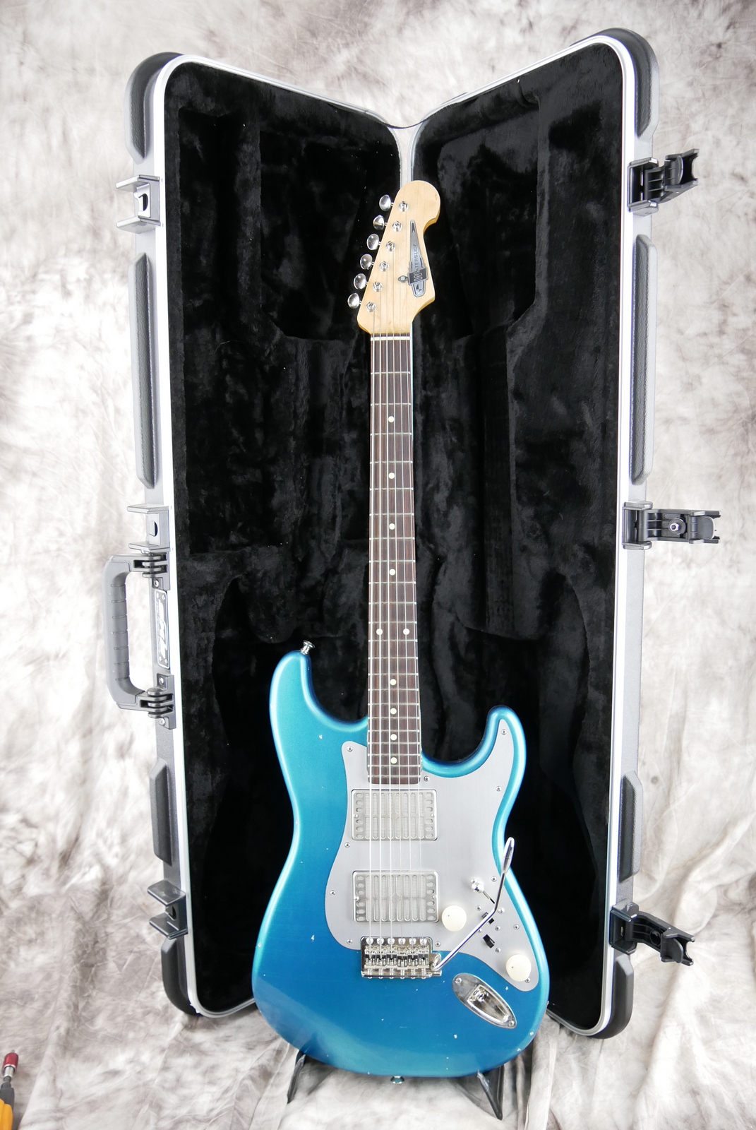 Waterslide_Stratocaster_type_Mojo_dual_foil_humbucker_ocean_turquoise_USA_2021-015.JPG